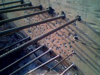 是什么原因？植筋膠加固，鋼筋一下就拔出來了？