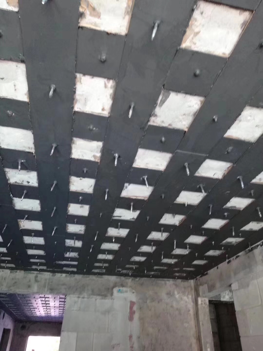 粘鋼膠加固中的多層加固有什么講究？老師傅告訴你